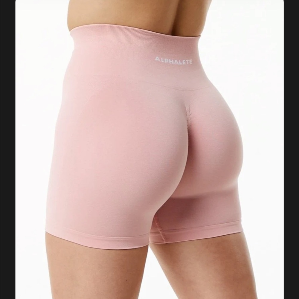 Alphalete amplify shorts In blossom pink